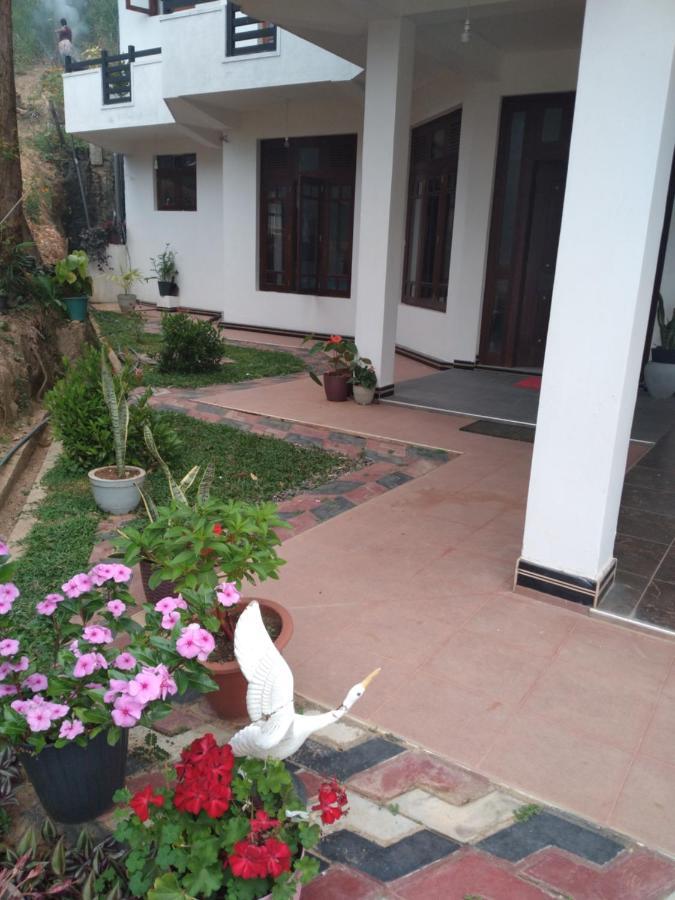 Holly House Homestay Ella Bagian luar foto